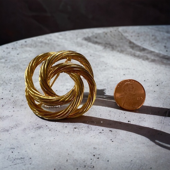 Vintage Large Monet Signed Ridged Goldtone Open Twist Rounded Square Brooch Pin - Picture 1 of 2